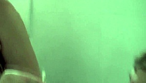 Demütigungs-Sklaven gehorchen der strengen Herrin