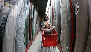 Ох, не могу поверить, моя 43-летняя жена флешит огромные сиськи на публике!