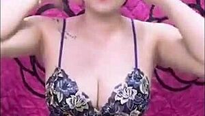 Hey, check this hot Vietnamese girl streaming live right now, wanna join?