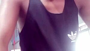 Είδα δύο νεαρούς 18+ στο γυμναστήριο και ο ένας γάμησε άγνωστη χύνοντας μέσα της.