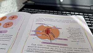 Macecha trvá na tom, že to není klitoris, zatímco vede nevlastního syna přes přípravu na zkoušku. Domácí napětí roste.