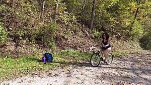 Macecha v těsných džínách sotva schová svůj tlustý zadek, když se široce roztahuje