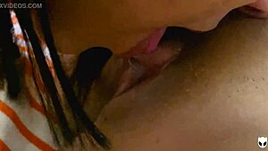 Lesbian jilat klitoris makan muncung ghairah