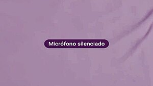 Vznemirjena med video klicem, sledilec gleda ližanje in jebanje rita.