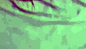 Vznemirjena med video klicem, sledilec gleda ližanje in jebanje rita.