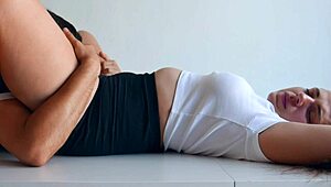 russian milf feeds pussy instead of lunch with licking