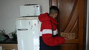 Novinha Transando com Entregador Dotado em Ação Quente