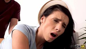 Йо, увидел мою милую соседку застрявшей и помог ей жестко кончить!