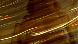 Adriana Sage září v retro mladé dvojité akci