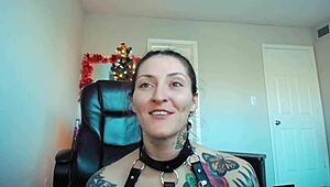 Alternative girl teases herself in kinky bondage setup