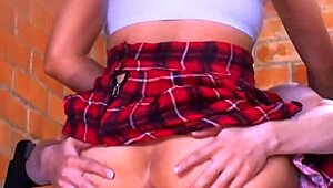 طالب ومعلمة يشاركان لحظة حميمة بعد الدرس.