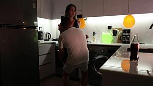 Šukal jsem mámu svého kamaráda v kuchyni po jeho narozeninové párty! 🎉