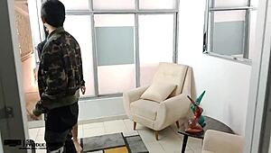 szexi kolumbiai tolvaj könyörög mélytorok baszásért