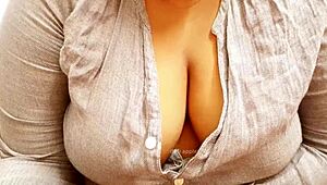 Szexi ázsiai MILF nagy cicikkel csábít, megmutatja lenyűgöző idomait