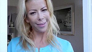 Tette giganti matrigna bionda diventano giocattoli preferiti