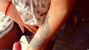 MILF horny isi stoking dengan air mani selepas sesi POV panas