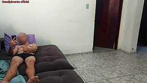 madrasta me vê se masturbando e fica excitada... ela acaricia a bucetinha também