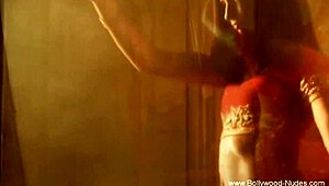 Erotic belly dancing with brunette beauty, so arousing! 💃