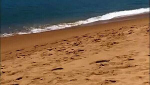 Moja žena pipí na pláži poriadne dlhé