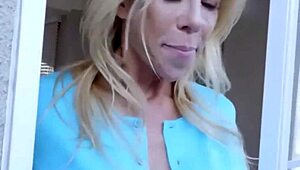 Tette giganti matrigna bionda diventano giocattoli preferiti