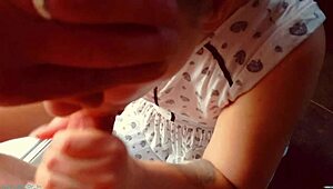 Azgın Milf Buharlı POV Seansından Sonra Çorabını Dölle Doldurur