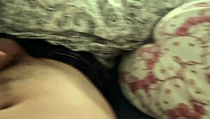 Споделям легло със заварена сестра, тя не спира да ме язди