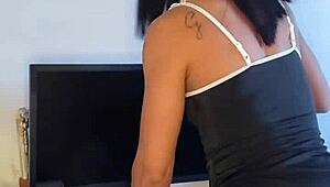 Empregadinha safada, a sexy brunette tattooed pornstar bitch, indulges in reality solo masturbation with her alluring curves