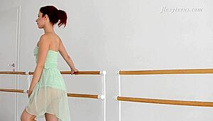 Russian Hotness Zlata Hamupipoke Shows Super Flexible Gymnast Moves