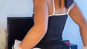 Empregadinha safada, a sexy brunette tattooed pornstar bitch, indulges in reality solo masturbation with her alluring curves