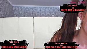 Kicsi tini 18+ játszik a webkamerán, míg a szülők kint vannak