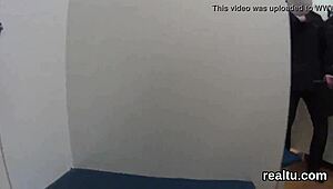 매력적인 체코 새끼 쇼핑몰 POV 옷 찢기고 엉덩이 박기