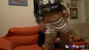 Lola pillada seduciendo al instalador con tetas enormes