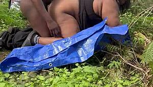 Seksi BBW Remi dobi trdo v gozdni kmetiji