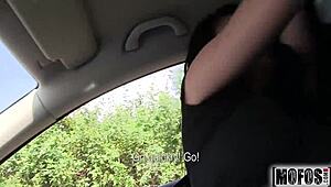 Anna seduce a jovencita 18+ varada para juguetear con su coño