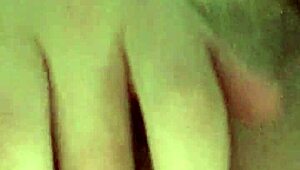 Очень милая любительница блондинка 18+ играет с анальной пробкой и дилдо, достигая оргазма в своих дырочках. Проверь банк трусиков на использованные трусики