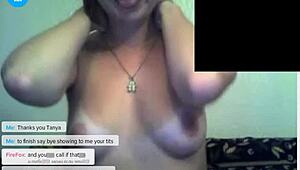 Уебкам шоу с блондинка Таня и дебела Аника, събличат се