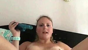 Opravdu roztomilá amatérská blond teen 18+ si hraje se zátkou do prdele a dildem, dosahuje orgasmu v dírkách. Zkontroluj banku kalhotek pro použité kalhotky