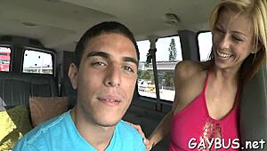 Két meleg pasi faszszopás és nyers baszás laza hookupban