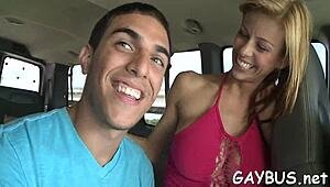 Dos gays chupando pollas y follando sin condón en un polvo casual