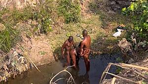 Hej, podívej se na dva cizince, co se střídají v šukání téhle teen 18+ vesnické holky u řeky.