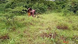 Okonkwo zvedne vesnickou královnu, prcá ji tvrdě venku