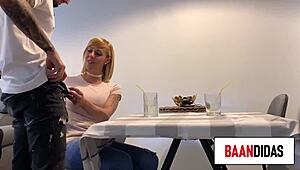 Perverzní situace s horkou blond milfkou s velkýma prsama, kterou potkala