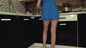 Подросток поймана на шпионской камере без трусиков под юбкой