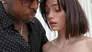 Už jsi někdy cítila, jak ti BBC nechá píču plnou a kapající?