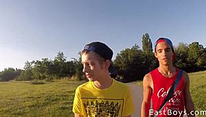 Webcam show s bruslařskými twinkami, co se osahávají a dělají bareback