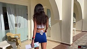 Hotellin hieroja antaa epätavallisen hieronnan tippuvalla onnellisella lopulla