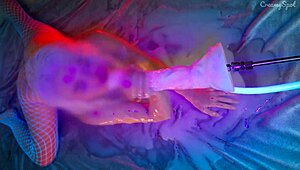 Het blondine stønner i sædpøl med enorm kuk!