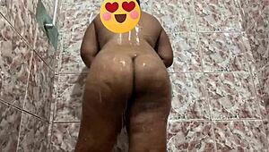 Chica sexy menea culazo en la ducha