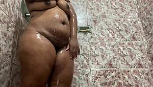 Garota sexy rebola bundao no banho