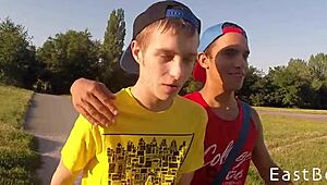 Webcam show s bruslařskými twinkami, co se osahávají a dělají bareback